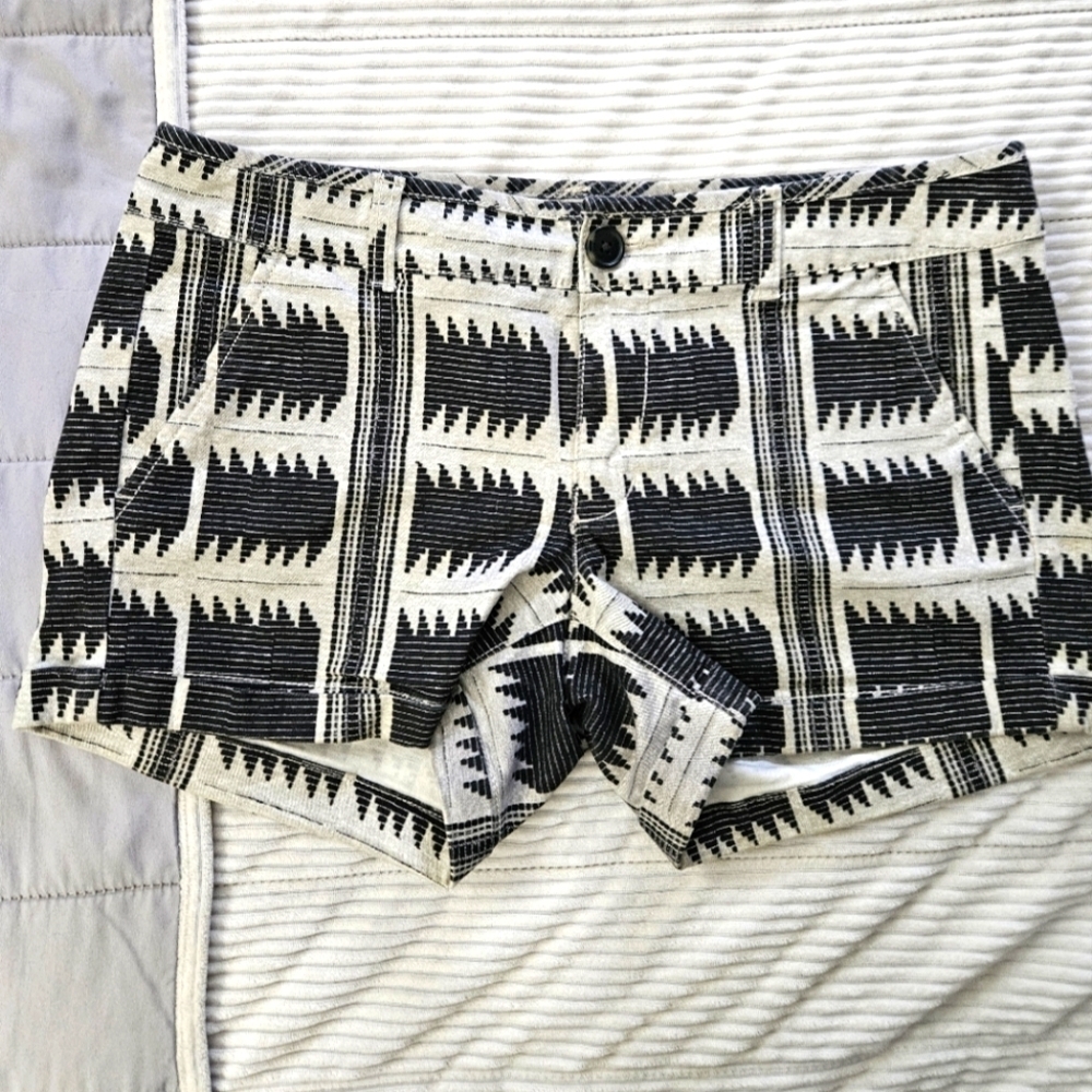 American Eagle Black and Cream Aztec Patterned Women's Shorts Size 6